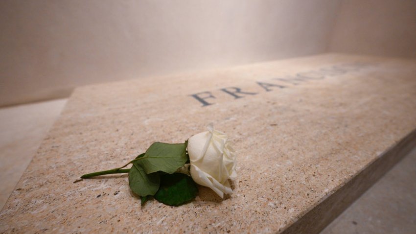 ROME, ITALY – APRIL 27: (—-EDITORIAL USE ONLY – MANDATORY CREDIT – ‘VATICAN MEDIA / HANDOUT’ – NO MARKETING NO ADVERTISING CAMPAIGNS – DISTRIBUTED AS A SERVICE TO CLIENTS—-) A view of the tomb of Pope Francis in St. Mary Major’s Basilica in Rome, Italy, on April 27, 2025. Pope Francis, who died on April 21, was buried on April 26 in St. Mary Major Basilica, one of the main Papal Basilicas of Rome, which he used to visit often, in accordance with the wishes expressed in his will dated June 29, 2022, following the funeral service held in St. Peter’s Square at the Vatican. (Photo by Vatican Media/Anadolu via Getty Images)