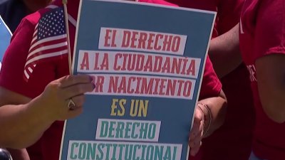 “No se me hace justo”: protestan por el derecho a la ciudadanía por nacimiento