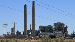 La planta de energía Cholla operada con carbón, que cerró sus puertas en marzo, en imagen del miércoles 23 de abril de 2025, cerca de Joseph City, Arizona.