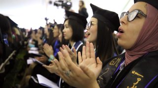 Las ceremonias de graduación sienten el impacto de la presión federal (foto de archivo).
