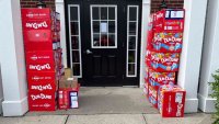 Esta imagen compartida por Holly LaFavers muestra cajas de piruletas Dum-Dum afuera de su casa el lunes 5 de mayo de 2025 en Lexington, Kentucky. (Holly LaFavers vía AP)