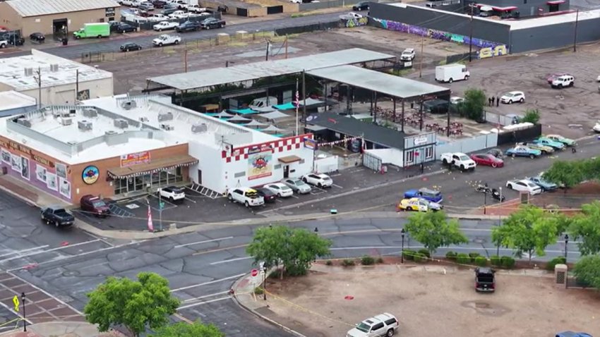 Tres muertos y cinco heridos en un tiroteo afuera de un restaurante en Glendale
