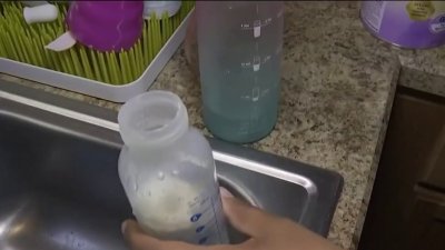 Gobierno de EEUU revisa nutrientes en fórmula infantil que reciben millones de bebés