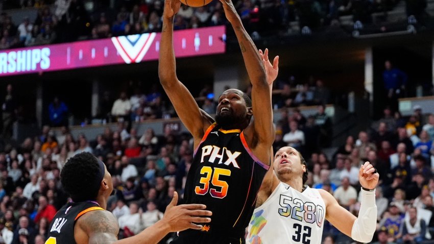 Kevin Durant drives to the basket