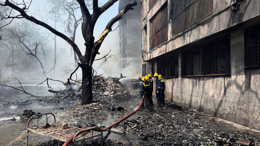 Bomberos trabajan en el lugar donde se estrelló un avión en la ciudad de Ahmedabad, en el noroeste de la India, en el estado de Gujarat, el jueves 12 de junio de 2025.