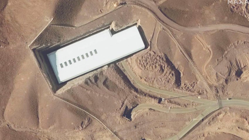 Esta imagen satelital proporcionada por Maxar Technologies muestra la planta de enriquecimiento de uranio de Fordo en Irán el 24 de enero de 2025. (Maxar Technologies vía AP)