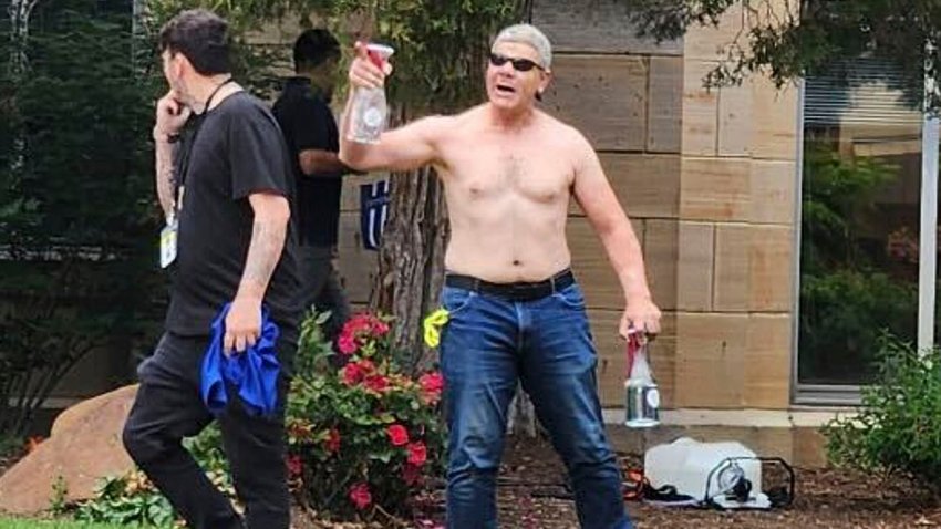 En esta fotografía del 1 de junio de 2025, proporcionada por Lisa Turnquist, puede verse a Mohamed Sabry Soliman mientras lanza un ataque contra manifestantes en un centro comercial al aire libre, en Boulder, Colorado. (Lisa Turnquist vía AP)