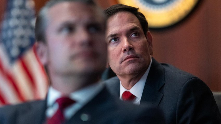 Una foto proporcionada por la Casa Blanca muestra al secretario de Estado de EE. UU., Marco Rubio (der.) y al secretario de Defensa, Pete Hegseth (izq.) en la Sala de Situación de la Casa Blanca en Washington, DC, EE. UU., el 21 de junio de 2025. EFE/EPA/Casa Blanca