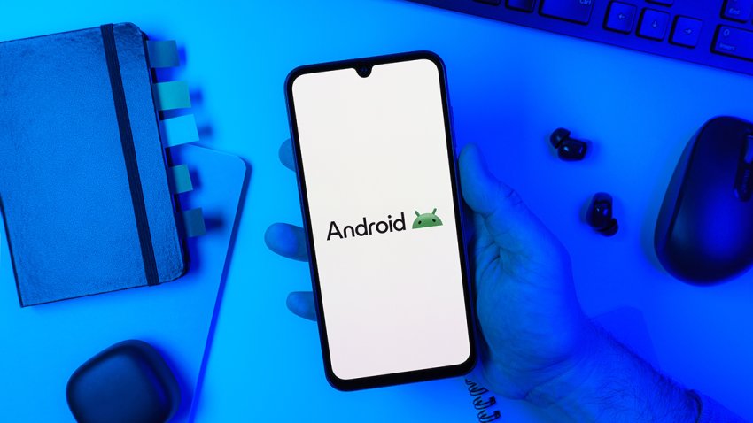 Foto de un teléfono móvil con el logo de Android.