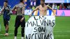 Reino Unido insta a la FIFA a investigar a Argentina por pancarta sobre Malvinas