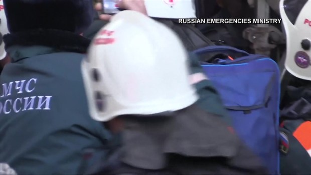 Hallan vivo a bebé sepultado en escombros por 35 horas