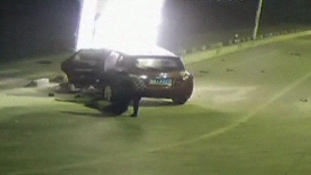 Video: Dramático rescate de un auto en llamas