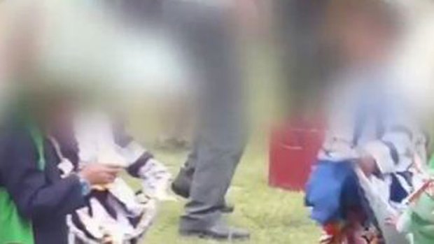 Video: Padres permiten beber alcohol a niños