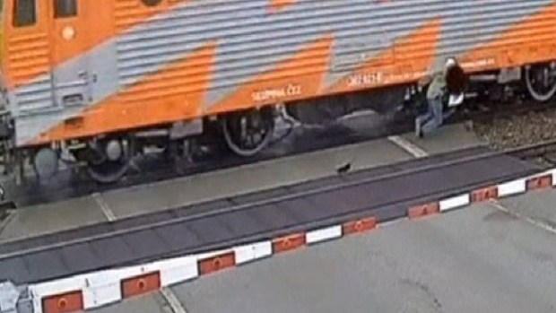 Video: A punto de morir aplastado por un tren