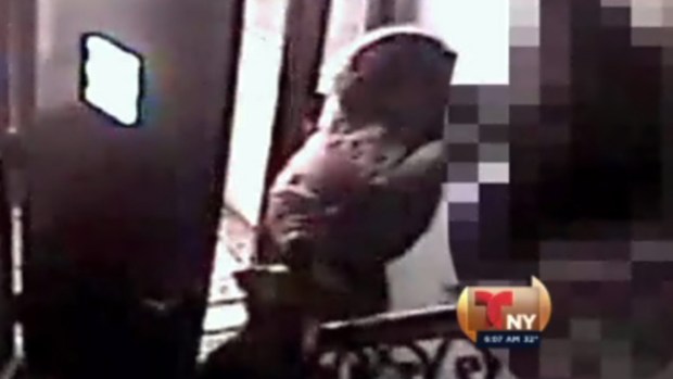 Video: La golpea para robarle su iPhone