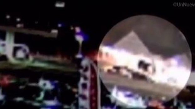 Video: Auto se estrella contra tienda y rebota