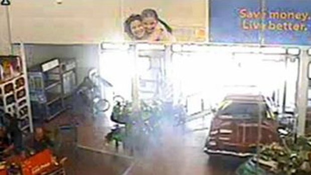 Video: Se mete en Walmart con auto y todo