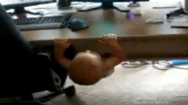 Video: Increíble: bebé hace barras en escritorio