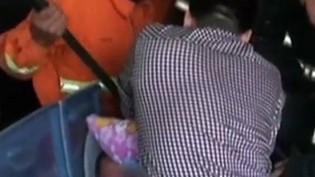 Video: Bebé queda atrapado dentro de lavadora