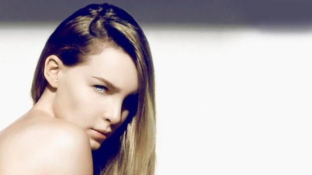 Video: Fan se abalanza y tira a Belinda al piso