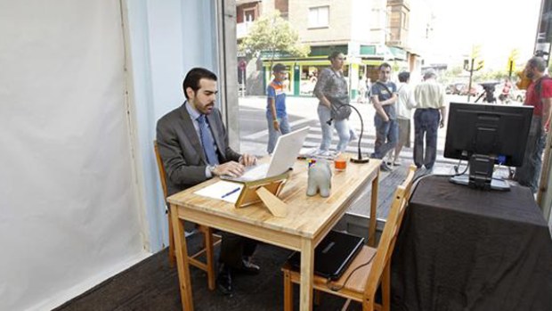 Video: Ingeniosa forma de conseguir empleo