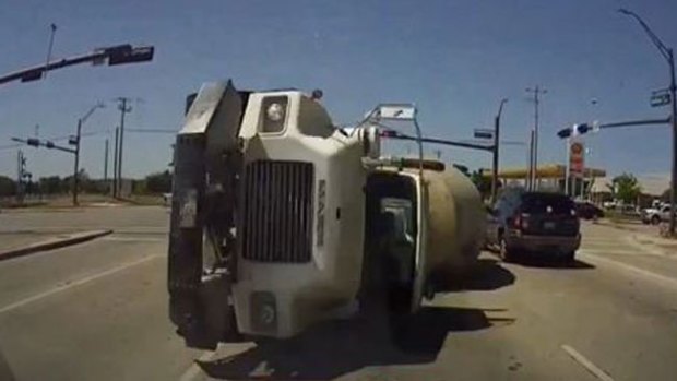 Video: Camión de cemento se va contra auto