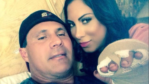 Video: Canseco pone su dedo a la venta en eBay