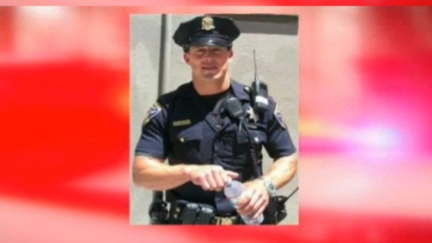 Video: Guapo policía de California causa furor