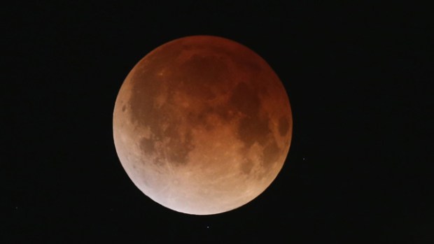 Video: El eclipse "tiñó" la luna de rojo