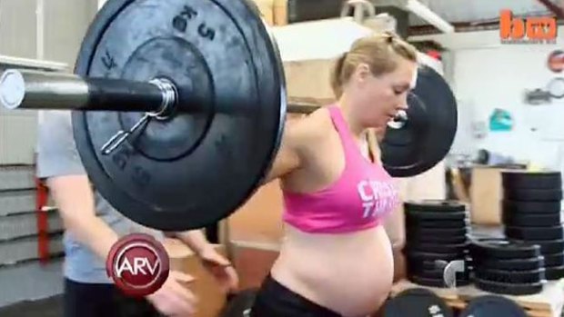 Video: Embarazada se machaca en el gimnasio