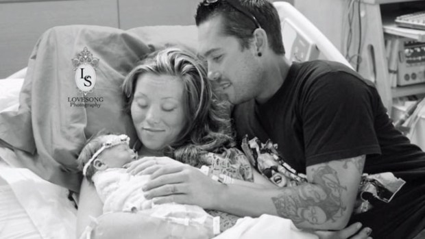 Video: Honran la corta vida de bebés con fotos