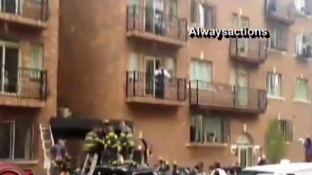 Video: Niño queda enganchado en garaje