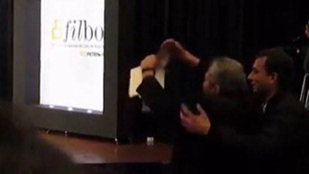 Video: Rompen libro de Vargas Llosa en su cara