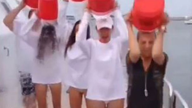 Video: Famosos toman el reto del "ice bucket"