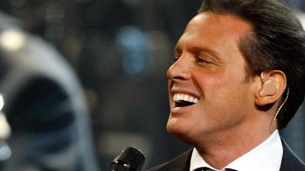 Video: Luis Miguel no es tacaño y sí ayuda