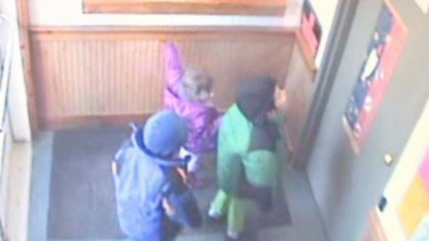 Video: Niños abandonados buscan a la policía