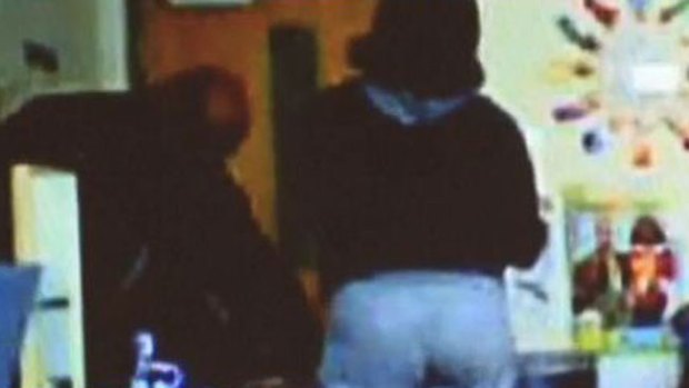 Video: Maestros pegan a niños discapacitados