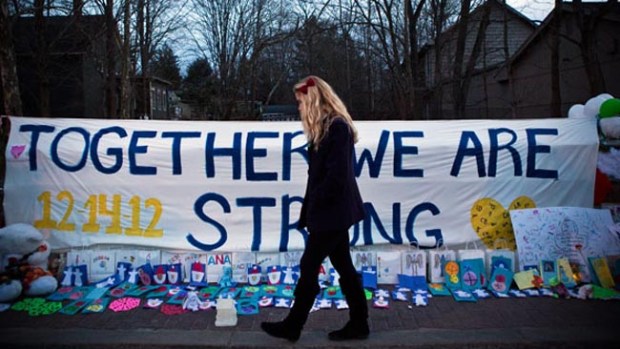 Video: Newtown pide un duelo silencioso