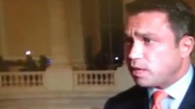 Video: Congresista amenaza a reportero