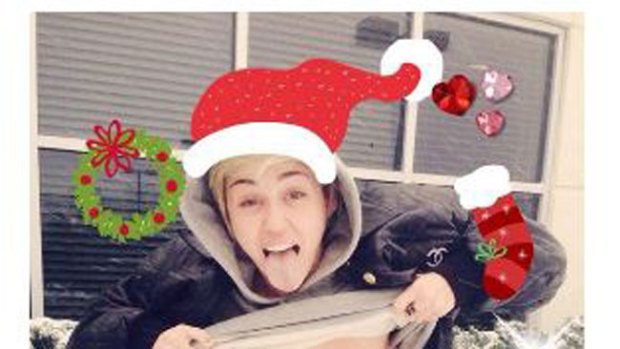 Video: El topless navideño de Miley Cyrus