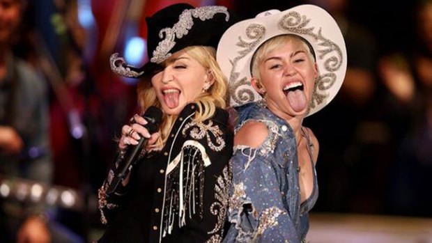 Video: El sexy beso de Madonna a Miley Cyrus