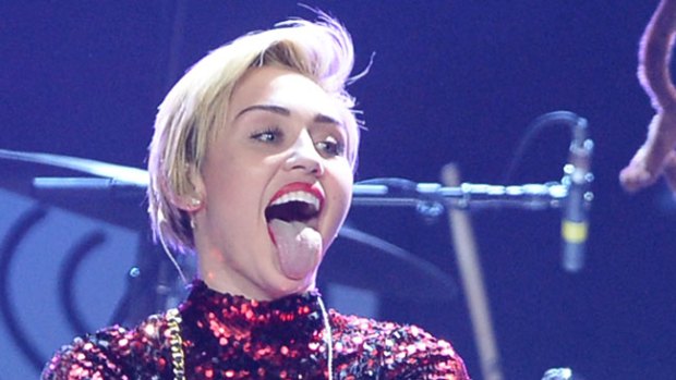 Video: Miley Cyrus revela por qué saca la lengua