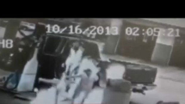 Video: Por poco la quema viva en gasolinera