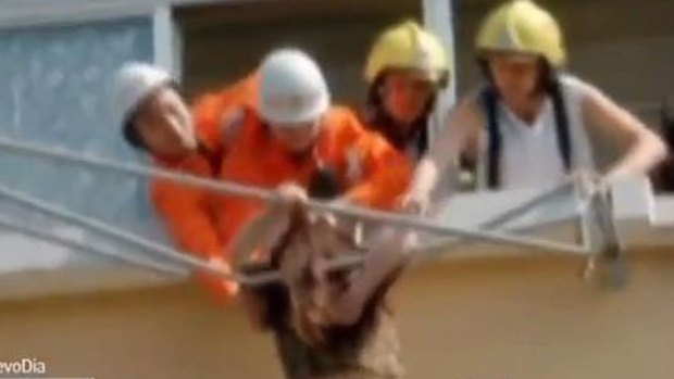 Video: Salvan a mujer colgada de un tendedero