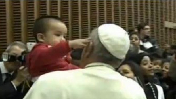 Video: El curioso niño que "desafió" al Papa