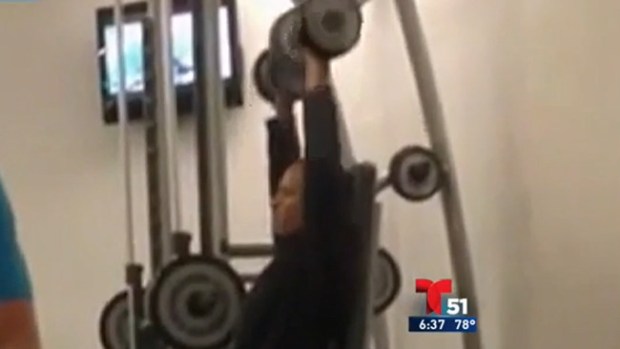 Video: Video: Obama haciendo pesas en hotel