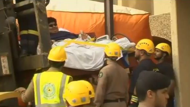 Video: Sacan por la ventana a joven de 1,300 lbs