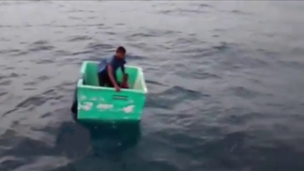 Video: Rescatan a pescador tras días a la deriva