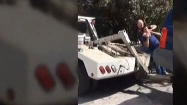 Video: Policía ataca a chofer de grúas