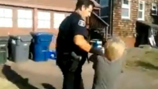 Video: Policía pega a un niño de 8 años